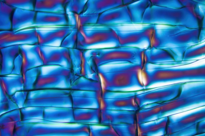 Mikrofoto von Optical Brightener, Mikrokristalle im polarisierten Licht, abstrakte Struktur,4, Bildbreite = 0,65 mm