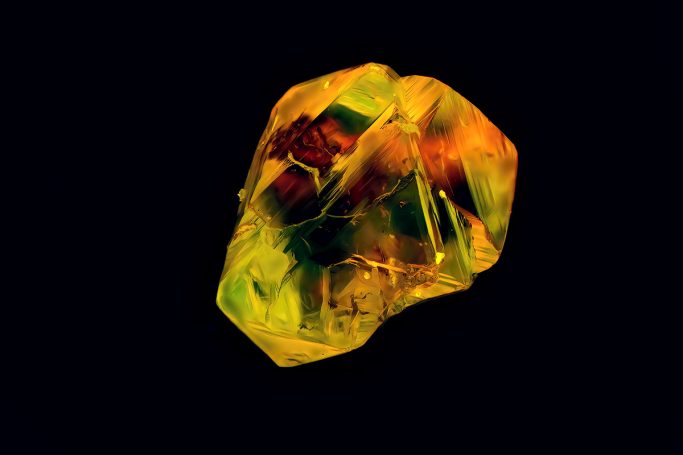 Mikrofoto von einem kleinen Rohdiamanten, Fluoreszenz, Blauanregung, 1,  Bildbreite = 1,75 mm